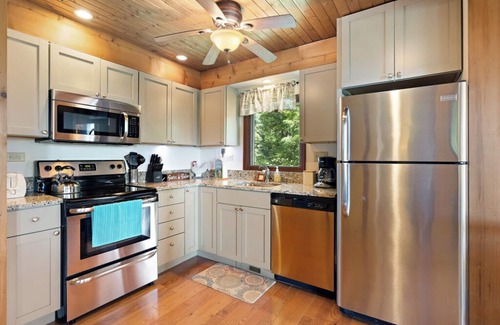 Blowing Rock Cabin | Cabin near BR, fire pit, WIFI, secluded, nearby hikes, and VIEWS!