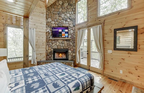 Cleveland House | Cabin Near Helen, GA w Jacuzzi & Hot Tub