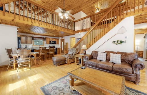 Townsend Cabin | Cabin near Smokys w/Free Attraction TIckets, pool table & mountain-view deck