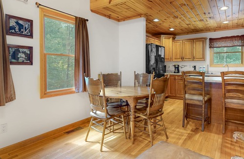 Townsend Cabin | Cabin near Smokys w/Free Attraction TIckets, pool table & mountain-view deck