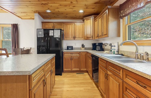 Townsend Cabin | Cabin near Smokys w/Free Attraction TIckets, pool table & mountain-view deck