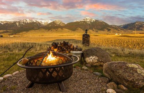 Livingston House | Cabin on 20 Acres, Wildlife, Big Views, Firepit, Close to Yellowstone