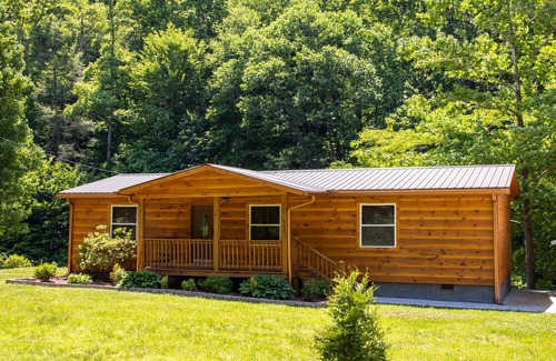 Robbinsville Cabin | Cabin on Hwy 129 overlooking Cheoah River - 8 miles to Tail of the Dragon