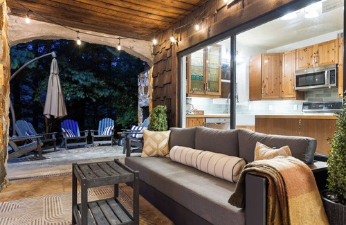 Morganton Cabin | Cabin on the Lake! Hot Tub, Fire-pit, Kayaks & Stunning Lake Views! Pet-Friendly