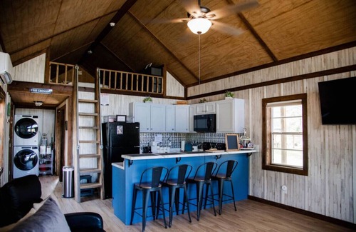 Groveoak Cabin | Cabin|Pets!Sleeps 5|Close to Lake Guntersville|2BR