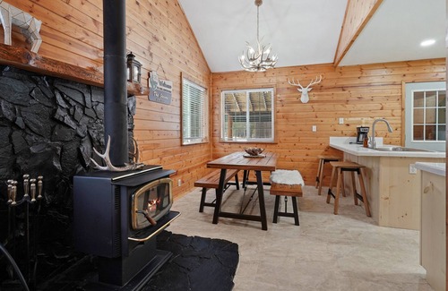 La Pine House | Cabin, Private Fenced Beauty! Detached Game Room, Darts, Basketball, Foosball