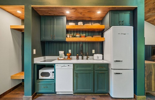 Baxter Cabin | Cabin Retreat w/Sauna, Hot Tub, Fire Pits & Golf!