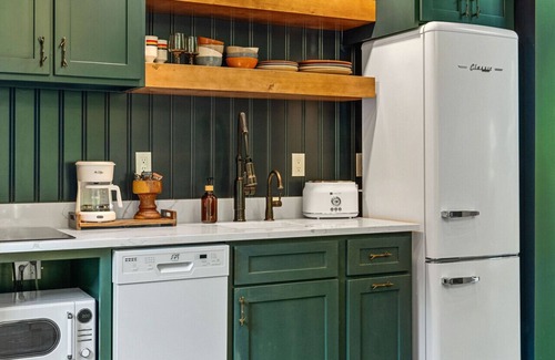 Baxter Cabin | Cabin Retreat w/Sauna, Hot Tub, Fire Pits & Golf!