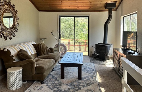 Placerville Cabin | Cabin Retreat near whitewater rafting & nature hiking, apple hill & main street.