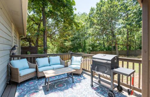 Woodstock Apartment | Cabin Style Stay With Hot Tub, Grill & Porch Swing