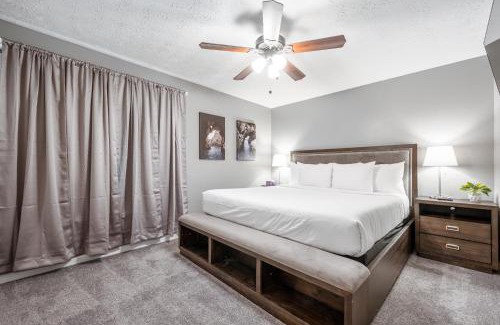 Woodstock Apartment | Cabin Style Stay With Hot Tub, Grill & Porch Swing