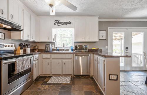 Woodstock Apartment | Cabin Style Stay With Hot Tub, Grill & Porch Swing