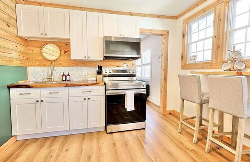 Knoxville House | Cabin-Themed Duplex ⫸ Walk to Happy Holler