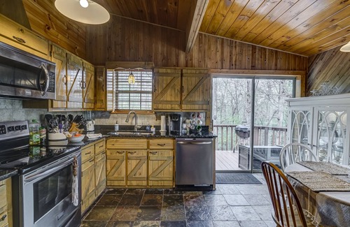 Blairsville Cabin | Cabin w/Hot Tub. Casino 18 miles, Free Pass to swimming beach. Fishing 4 miles