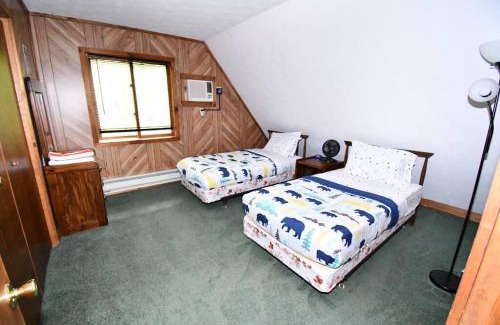 Bushkill House | Cabin w/Jacuzzi, W&D, Pool, Fitness, Lake & More.