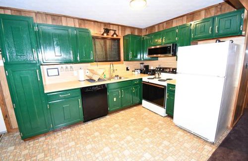 Bushkill House | Cabin w/Jacuzzi, W&D, Pool, Fitness, Lake & More.