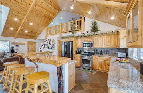 Castle Glen Estates Cabin | Cabin with Air Conditioning, Pool Table, BBQ