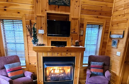 Bear Den Cabin | Cabin with Hot Tub 1 MI to Blue Ridge Parkway