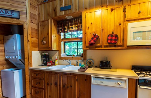 Bear Den Cabin | Cabin with Hot Tub 1 MI to Blue Ridge Parkway