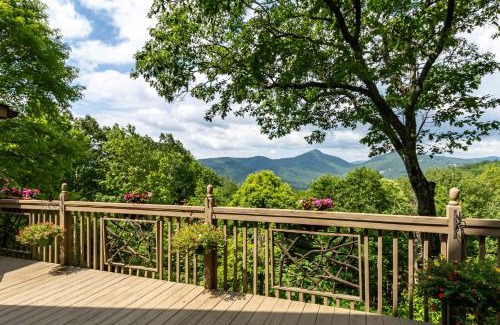 Sapphire House | Cabin with Mountain Views Near Cashiers and Highlands