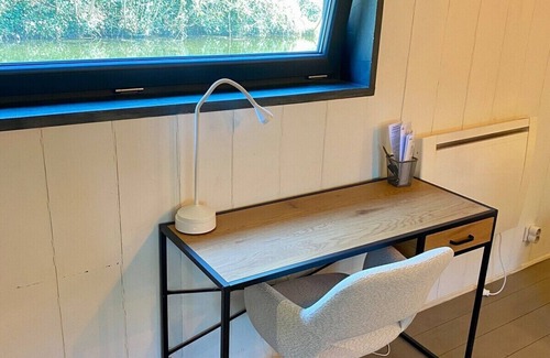 Nouvelle Ville Apartment | Cabine 01, gîte sur l'eau, péniche ma pensée