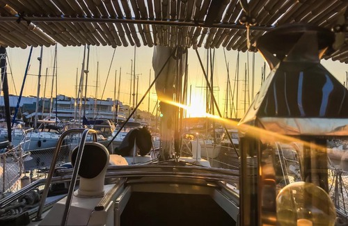 Cannes Old Town Boat Rental | Cabine privée dans un voilier aménagé cosy