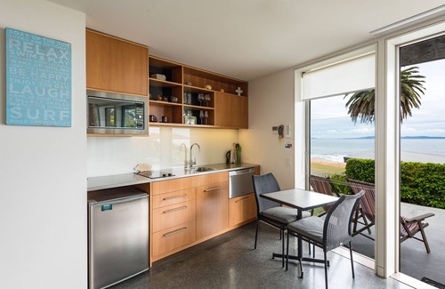 Cable Bay Apartment | Cable Bay Stays – Golden Sand and Driftwood Beachfront Accommodation