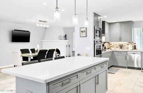 Shea Heights House | Cactus Manor, Heated Pool ! Putting Green! Centrally located