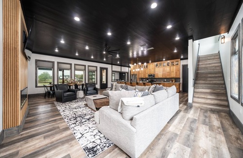 Glenwood Cabin | Caddo Patio: Waterfront cabin with large porch, game room, & theater room