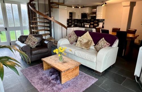 Dolgellau House | Cader Mountain View Cottage with Hot Tub in Snowdonia