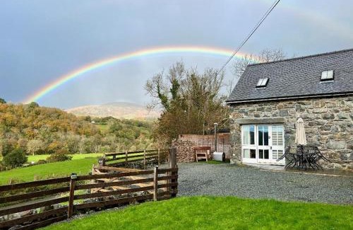 Dolgellau House | Cader Mountain View Cottage with Hot Tub in Snowdonia