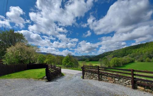 Dolgellau House | Cader Mountain View Cottage with Hot Tub in Snowdonia