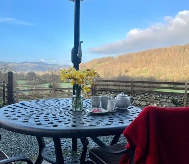 Dolgellau House | Cader Mountain View Cottage with Hot Tub in Snowdonia