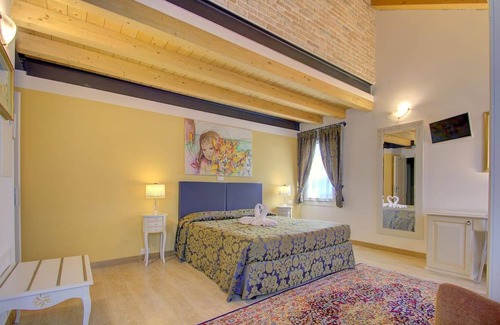 Oriago Apartment | CADIFIORE-B & B12 - room w / bath in Country house riverside, parking in private parc