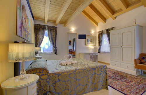 Oriago Apartment | CADIFIORE-B & B12 - room w / bath in Country house riverside, parking in private parc