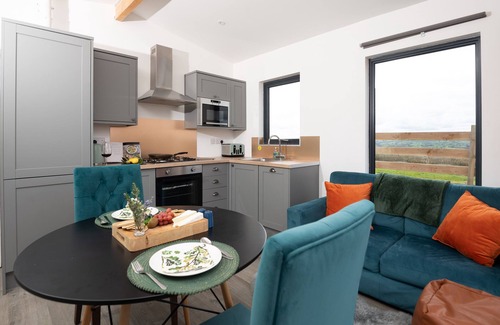 Llanfair Caereinion Cottage | CAE DAFADD, romantic, with hot tub in Llanfair Caereinion