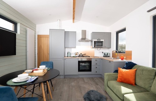 Llanfair Caereinion Cottage | CAE PREN, romantic, with hot tub in Llanfair Caereinion