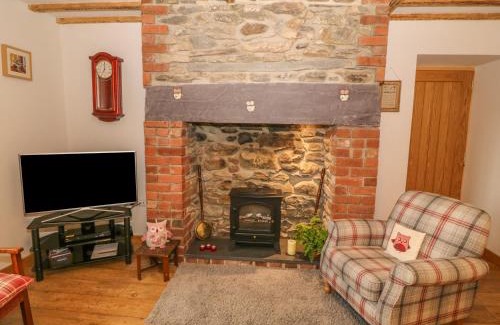Dinas House | Caer Moel