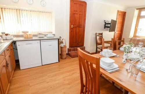 Dinas House | Caer Rhos