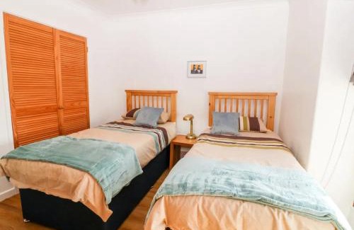 Dinas House | Caer Rhos