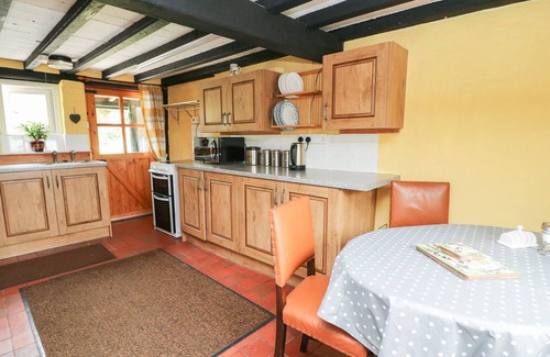 Caersws Cottage | CAERAU FARM HOUSE, pet friendly, with open fire in Llanidloes