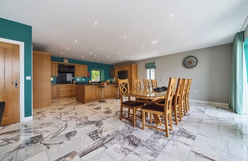 Talsarnau Cottage | CAERFFYNNON HOUSE, family friendly, with hot tub in Porthmadog