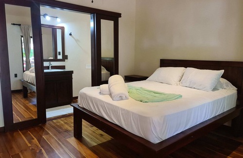Dominical Hotel | Cahuita Queen Room at Hona Beach Hotel