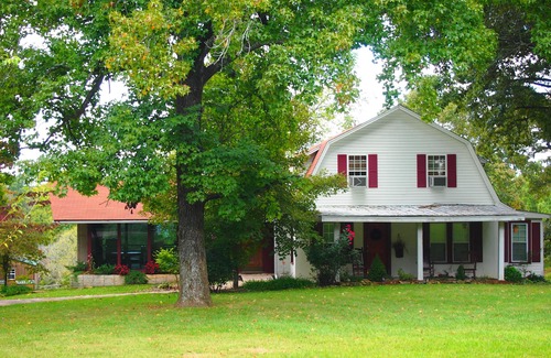 Dickson House | Cajun Lake Lodge, Dickson, TN