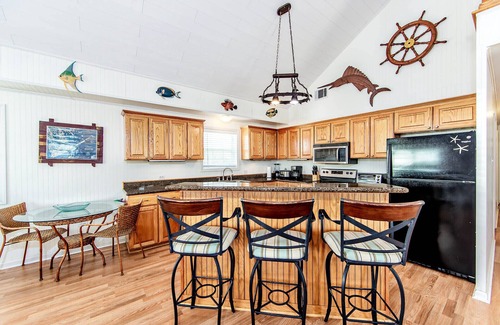 Grand Isle House | Cajun Yacht Club: Spacious 4BR camp in Grand Isle, LA, across from the beach.