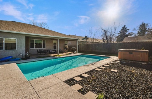 Chico Apartment | Cal King Hi-tech Vaca Pool Home | Ideal 4 Families
