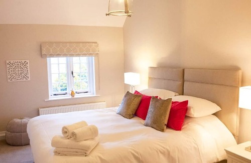 Montgomery House | Calcot Farmhouse in Montgomery