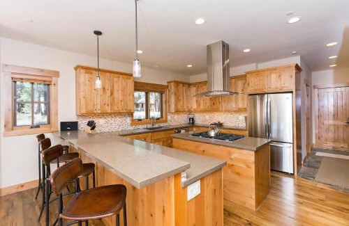 Truckee House | Caleb's Getaway by Tahoe Getaways at Old Greenwood- 3BR w Bonus Room, Pets Welcome & Ski Shuttle!