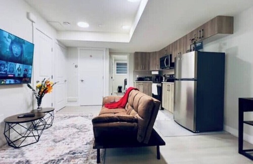 Calgary House | Calgary Cozy Nest | 2BR Suiten