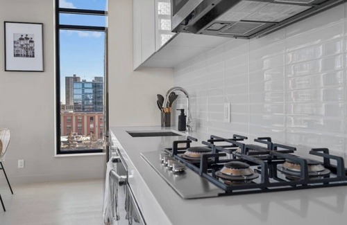 Connaught Apartment | Calgary Tower View | King Bed | Pool | Gym | AC